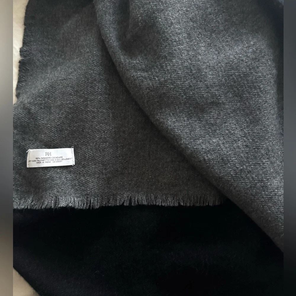 RH 100%CASHMERE Elegant TWO-SIDED Throw/Blanket Black & Gray, size 80“x96“, NWT